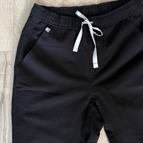 FIGS Women’s Black High Waisted Zamora Jogger & Casma two pocket Scrub top Small - Picture 4 of 13
